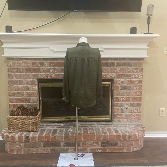 Long bishop sleeve olive green button down top / XS / Excellent condition - Picture 14 of 17